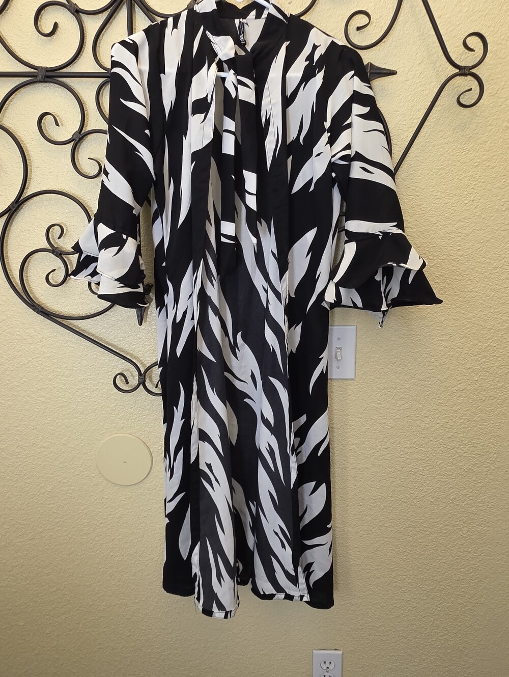 Zara's Black & White Abstract Print Tie-Neck Women's Duster